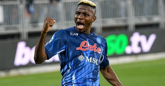 Osimhen gắn bó với Napoli