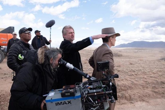 Christopher Nolan (giữa, đang chỉ tay) trên phim trường "Oppenheimer"