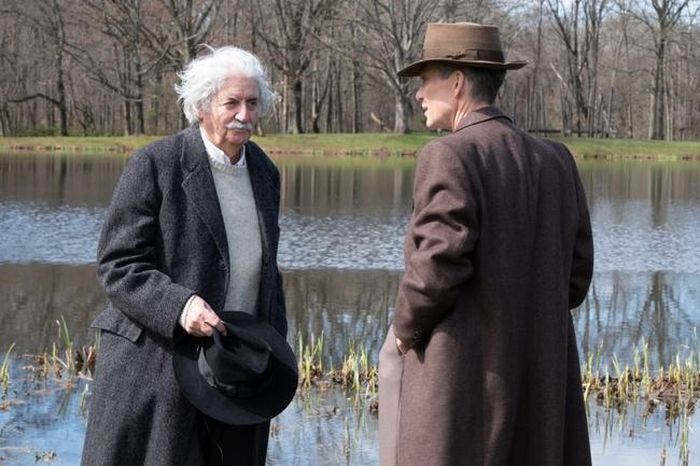 Tạo hình Albert Einstein trong phim do Tom Conti thể hiện