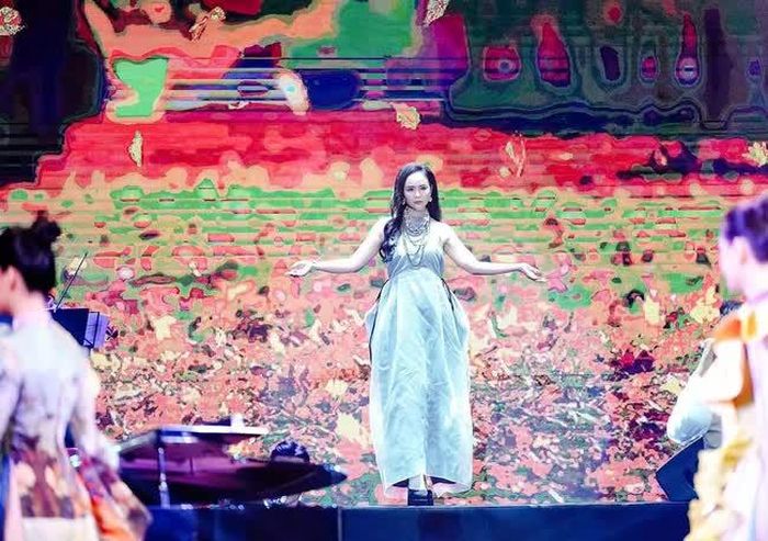 Thanh Hương Bùi xuất hiện khác biệt, thu hút ánh nhìn.