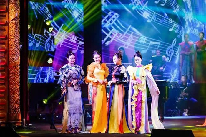 Dàn mẫu thể hiện BST Áo lụa Hà Đông