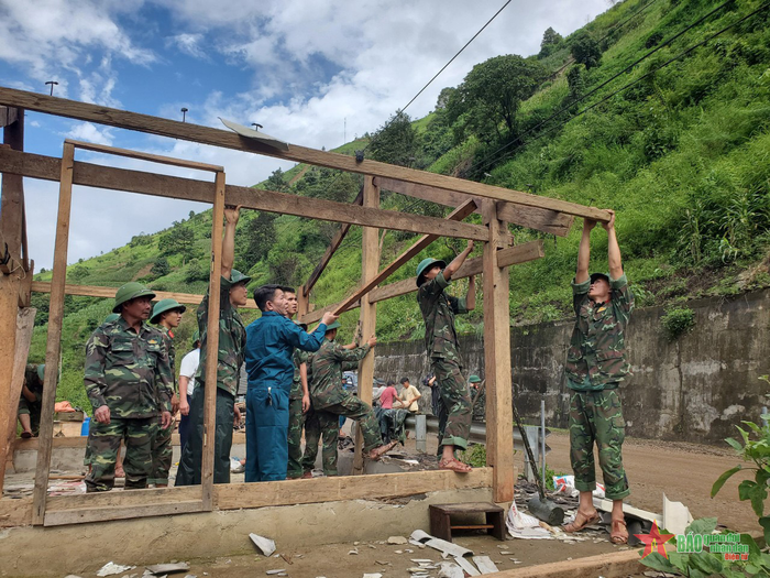  Cán bộ, chiến sĩ Trung đoàn 174, Sư đoàn 316 hỗ trợ người dân bản Trống Là, xã Hồ Bốn (Mù Cang Chải, Yên Bái) dựng lại nhà sau mưa lũ.