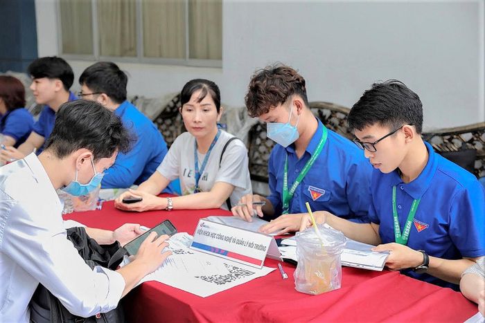 Tân sinh viên Trường ĐH Công nghiệp TPHCM được hướng dẫn đăng ký chỗ ở trong ký túc xá