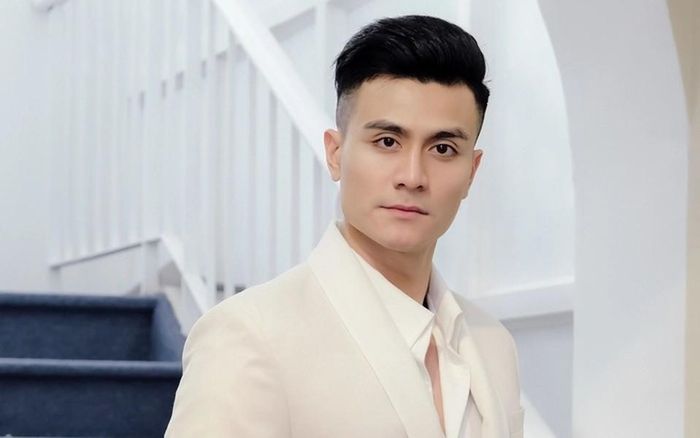 Bên cạnh đó, anh còn được chú ý bởi tin đồn tình cảm với nhiều người đẹp trong showbiz như siêu mẫu Thu Hằng, ca sĩ Hoàng Thùy Linh...