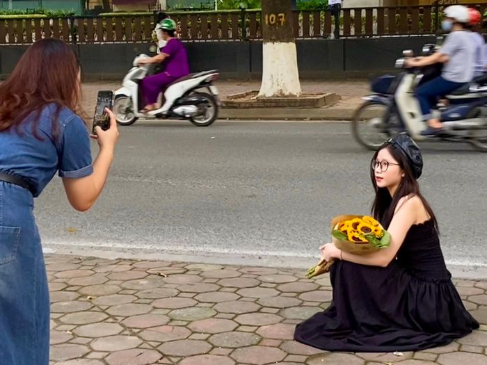 Theo ghi nhận, mùa thu, lượng người đến đây đông hơn. Những bó hoa tươi thắm là phụ kiện không thể thiếu của nhiều bạn trẻ khi đến đây chụp hình.