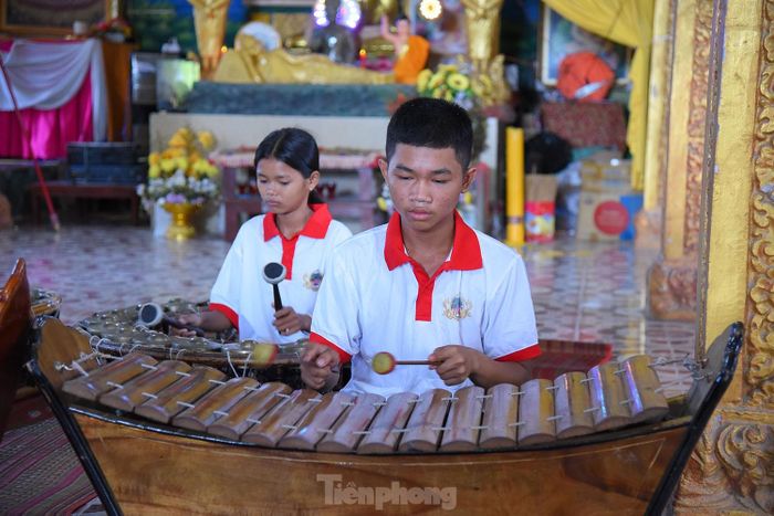  Dàn nhạc ngũ âm của người Khmer Nam bộ gồm có 7 nhạc cụ khi diễn tấu tạo ra năm âm thanh (Ngũ âm). Cụ thể là đồng, sắt, gỗ, da và hơi, thể hiện bằng 7 loại nhạc khí khác nhau. Ảnh: Hòa Hội. 