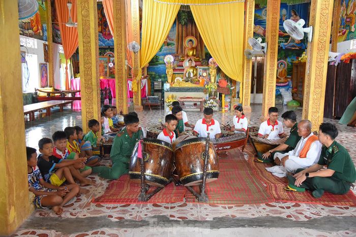  Trẻ em chơi nhạc ngũ âm tại chùa Tà Ngáo. Ảnh: Hòa Hội. 