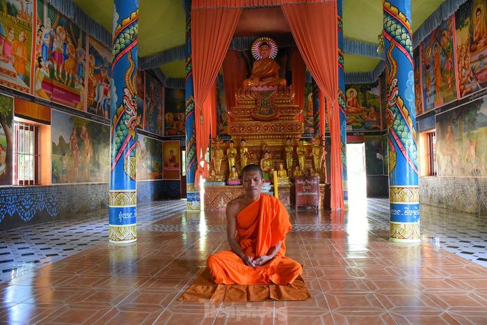  Sư Chau Khi, trụ trì chùa Tà Ngáo cho biết, chùa được xây dựng vào trước năm 1820, đã trải qua nhiều lần trùng tu, sửa chữa. Ảnh: Hòa Hội. 