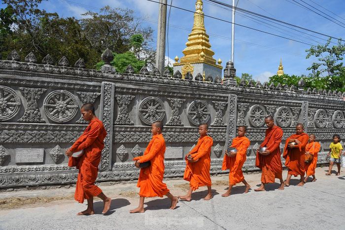  Các nhà sư đi khất thực. Ảnh: Hòa Hội. 
