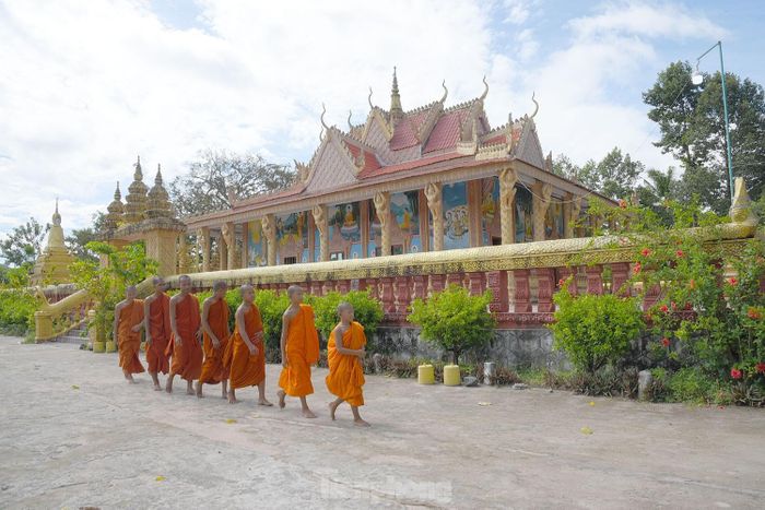  Chùa Tà Ngáo cách cửa khẩu quốc tế Tịnh Biên không xa, cách biên giới Campuchia chỉ vài cây số. Ảnh: Hòa Hội. 