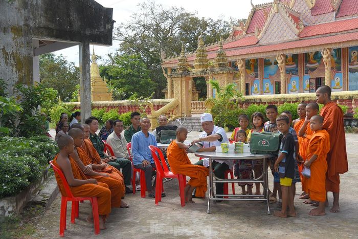  Bác sĩ Đồn biên phòng Nhơn Hưng (Tịnh Biên) khám bệnh cho người dân và nhà sư trong chùa. Ảnh: Hòa Hội. 