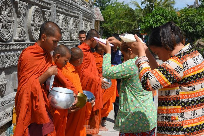  Người dân mang cơm cúng cho nhà sư. Ảnh: Hòa Hội. 
