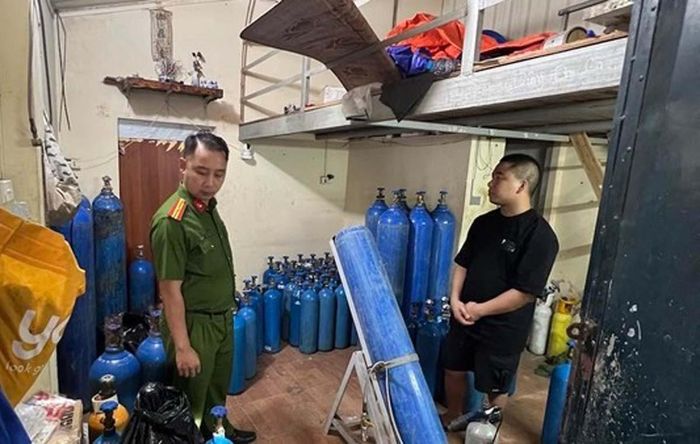 Công an kiểm tra cơ sở kinh doanh. Ảnh: D.H.