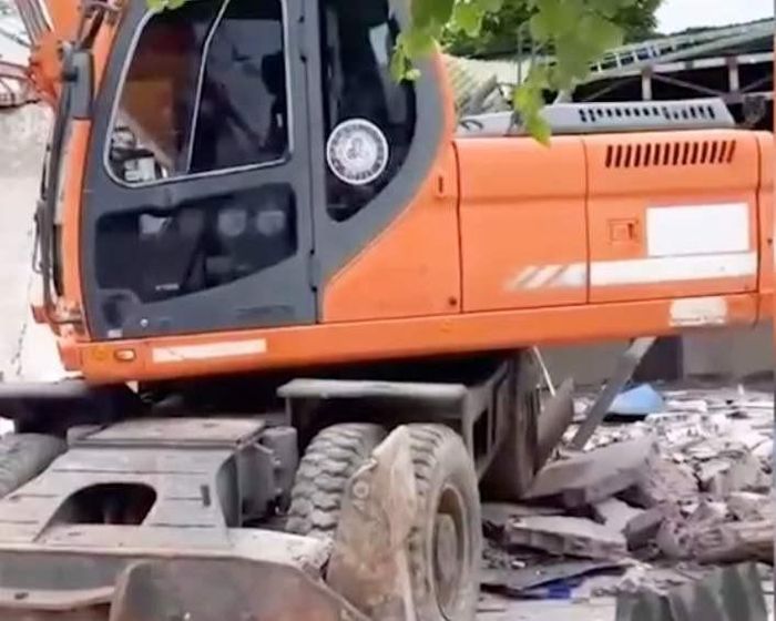 Máy xúc được điều đến để cưỡng chế, giải phóng mặt bằng. Ảnh: CTV
