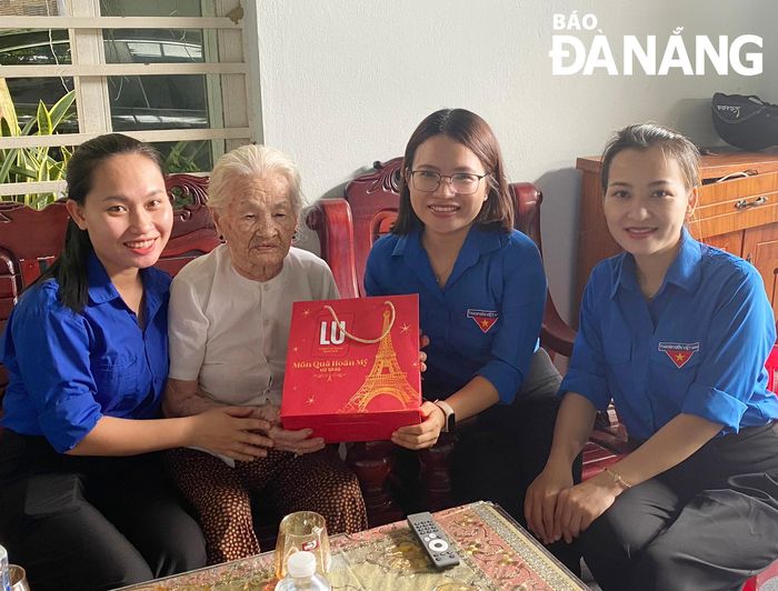 Các bạn đoàn viên thăm hỏi Bà mẹ Việt Nam anh hùng Đặng Thị Thanh, thôn La Bông, xã Hòa Tiến. Ảnh: PV