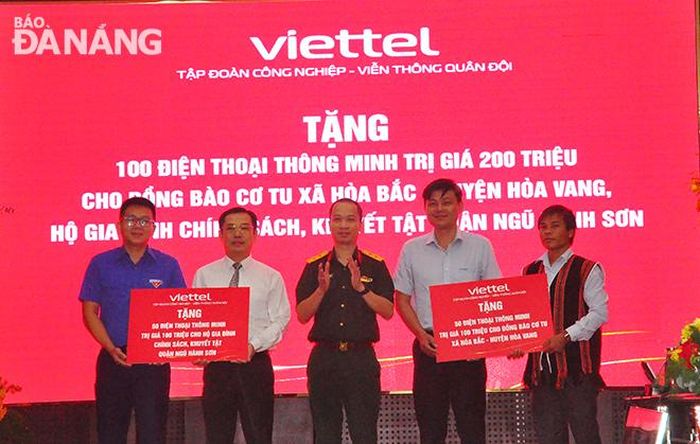 Tập đoàn Viettel trao quà điện thoại cho người dân nghèo xã Hòa Bắc, huyện Hòa Vang và người khuyết tật quận Ngũ Hành Sơn.