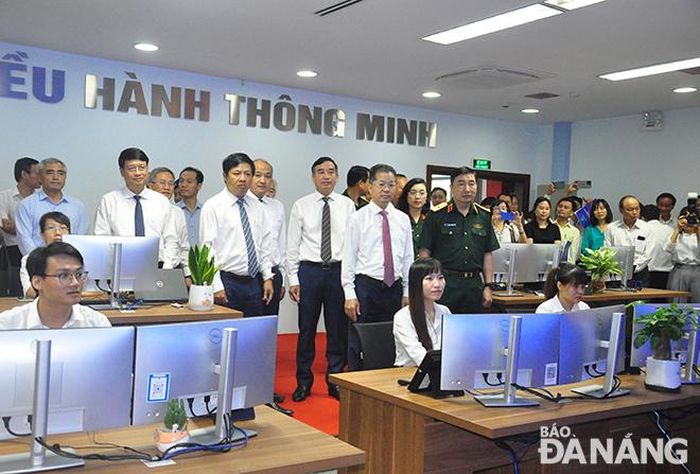 Lãnh đạo thành phố và các sở, ban, ngành tham quan Trung tâm giám sát điều hành thông minh thành phố.