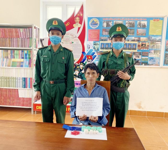 Đối tượng Kháng A Cấu và tang vật vụ án.