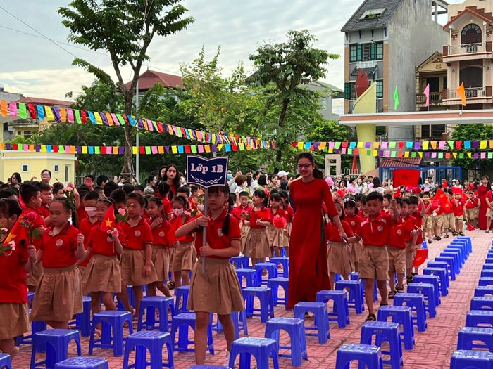 Học sinh Hà Nội trong lễ khai giảng năm học mới 2022-2023. Ảnh minh họa.