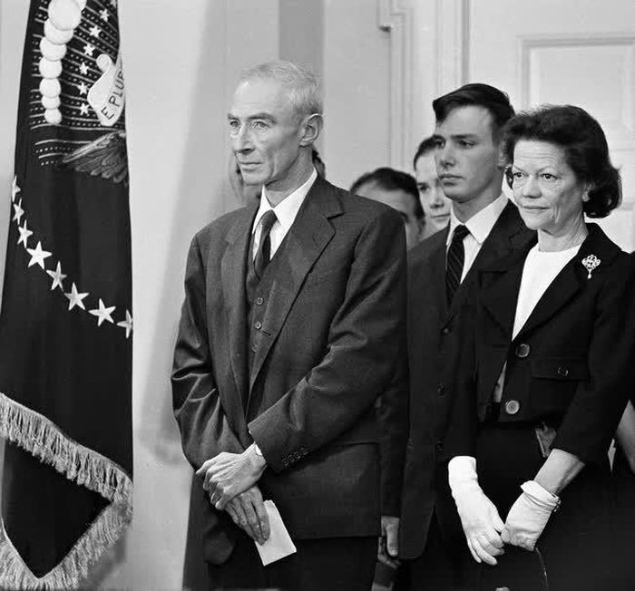 Oppenheimer và vợ, Katherine “Kitty” Harrison (2 người đứng hàng đầu) ngoài đời thật