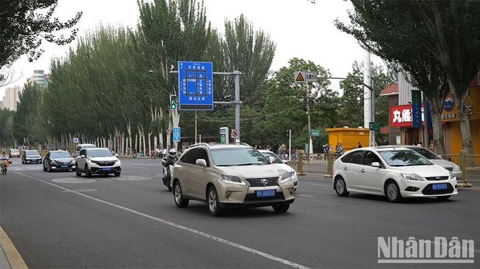 Ô-tô lưu thông trên đường ở thành phố Hohhot, khu tự trị Nội Mông, Trung Quốc. (Ảnh: HỒ QUÂN)