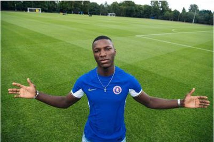  Moises Caicedo hào hứng khi được khoác áo đội bóng mà anh yêu mến bấy lâu. Ảnh: Chelsea FC