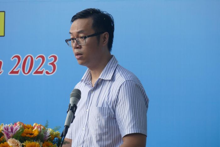 Phó Chủ tịch UBND quận Bình Tân Vũ Chí Kiên phát biểu.