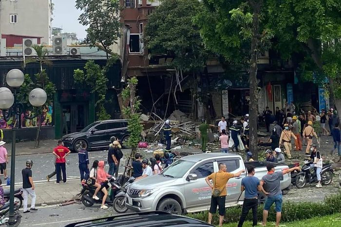 Hiện trường vụ nổ tại đường Yên Phụ lớn (Ảnh: M.T.)