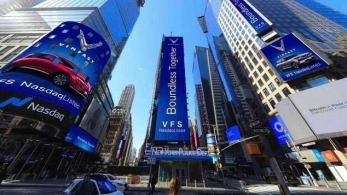 Mã chứng khoán mới chào sàn VFS được hiển thị trên bảng quảng cáo trước cửa sàn Nasdaq ngày 15/8.