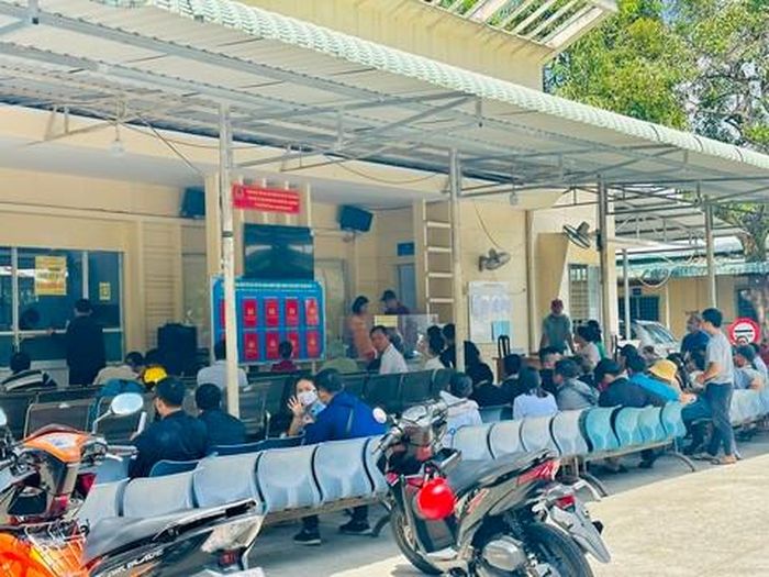 Nhiều người dân đến Đội Cảnh sát giao thông - Trật tự, CATP.Thủ Đức đăng ký sang tên xe chính chủ trong sáng 14/8/2023