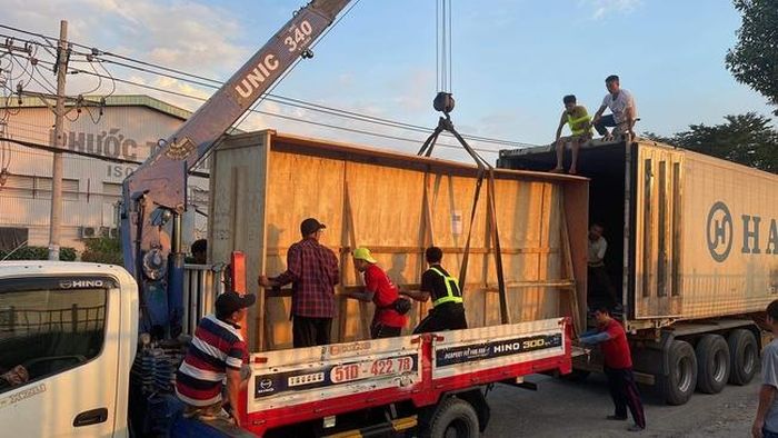 Vận chuyển một bức tranh