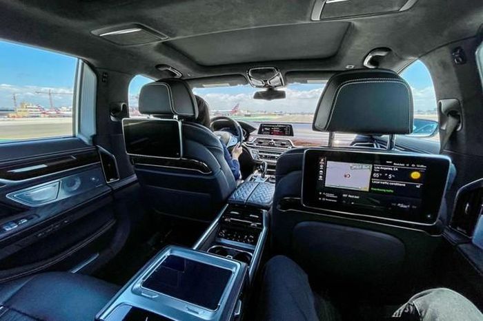 Khách hàng sẽ được chuyển đến sân bay bằng xe hơi BMW dòng 7 Series hoặc BMW X-Series SUV. Ảnh: The Points Guy