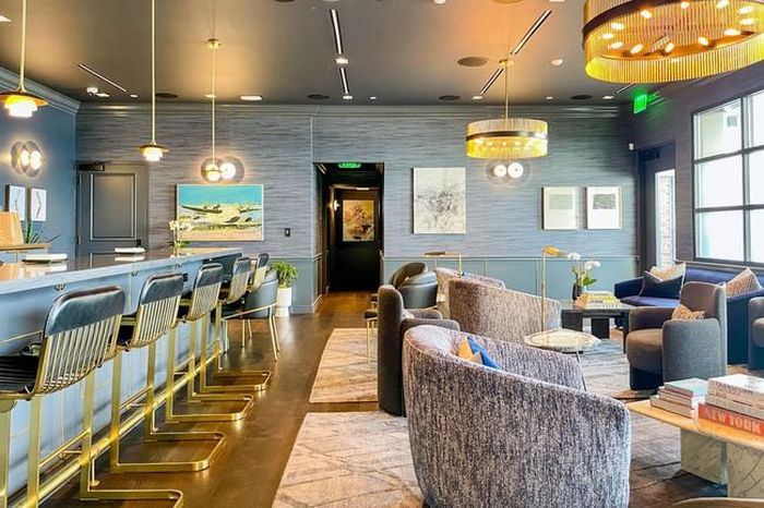 The Salon là không gian lounge dành cho khách lẻ hoặc khách đi theo nhóm nghỉ ngơi trong PS. Chiếc ghế Lisa và bạn trai tin đồn Frederic Arnault ngồi ở bên phải. Ảnh: The Points Guy