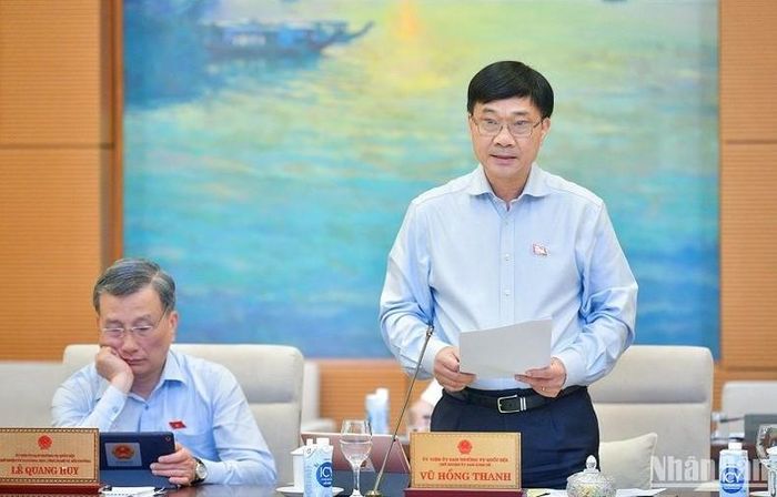 Chủ nhiệm Ủy ban Kinh tế Vũ Hồng Thanh trình bày báo cáo thẩm tra về dự án Luật. (Ảnh: DUY LINH)