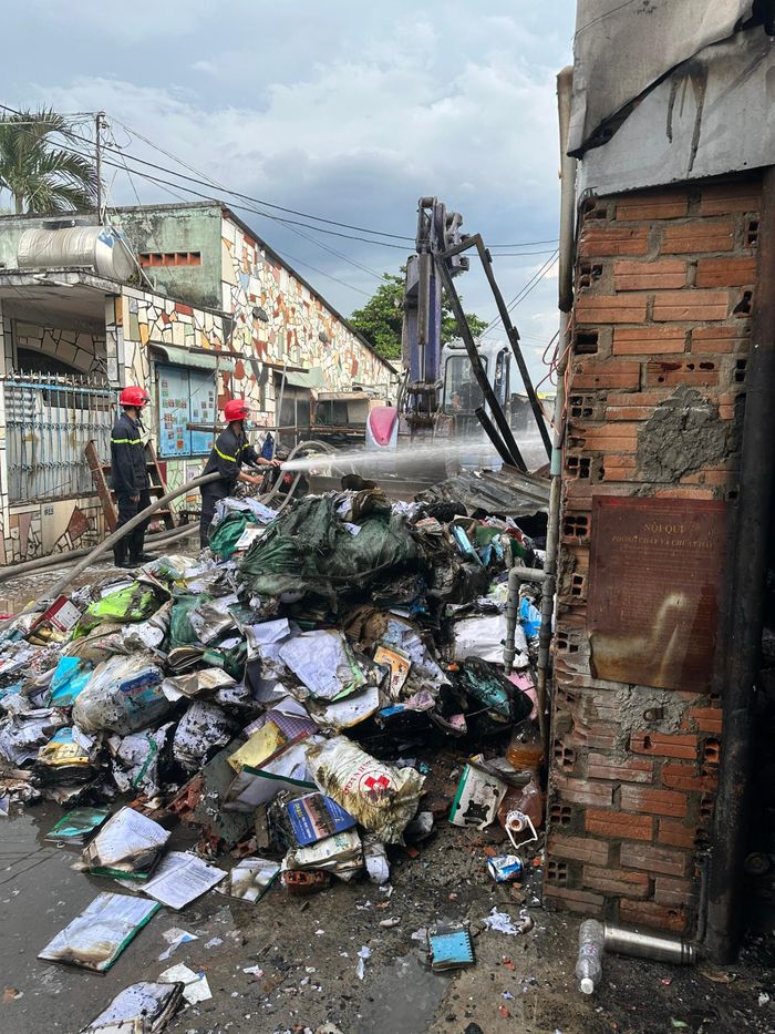 Chất cháy chủ yếu là giấy, bao bì