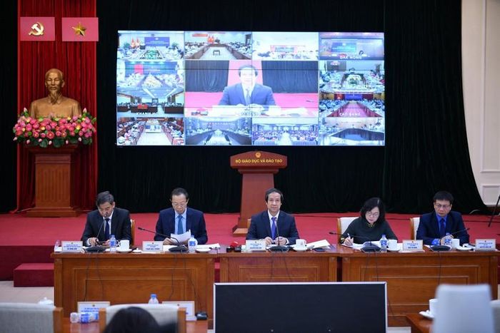 Điểm cầu chính được đặt tại trụ sở cơ quan Bộ GD&ĐT, kết nối với các tỉnh, thành phố qua 63 điểm cầu của các sở GD&ĐT.