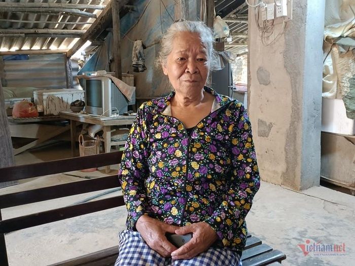 Không thể leo núi chặt củi, bà Phượng xin đi rửa bát, lau chùi dọn dẹp cho những đơn vị đóng trên địa bàn để xin thức ăn thừa đem về nuôi con.