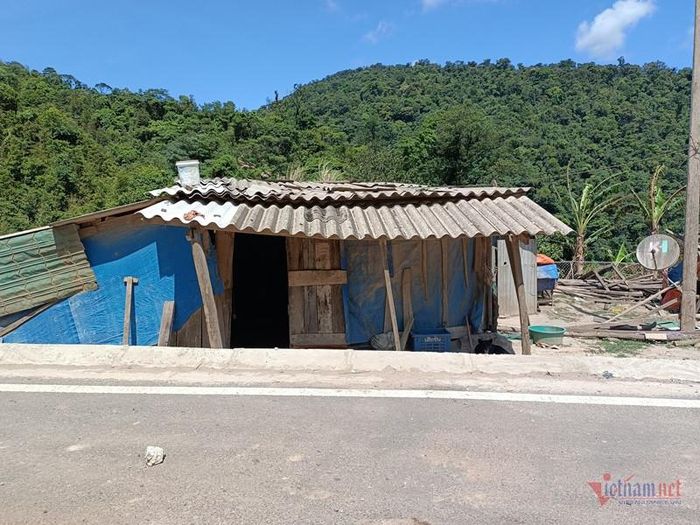 Túp lều vốn đã lụp xụp nay lại càng nhỏ bé, tồi tàn bởi tuyến đường được nâng lên hơn 1 mét