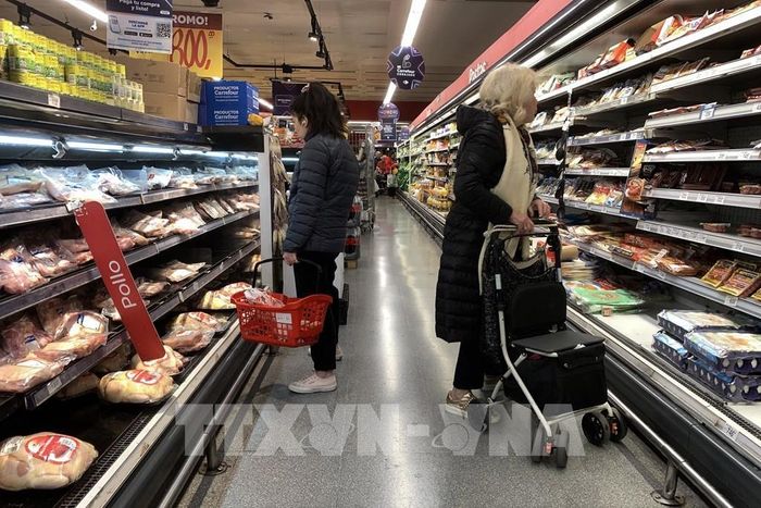 Khách hàng mua sắm tại một siêu thị ở Buenos Aires, Argentina. Ảnh: AFP/TTXVN