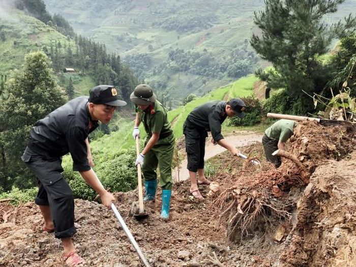 Dọn dẹp đất đá trên tuyến đường giao thông liên xã.
