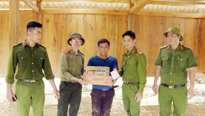 Lực lượng Công an huyện tặng quà, nhu yếu phẩm cho người dân vùng lũ.