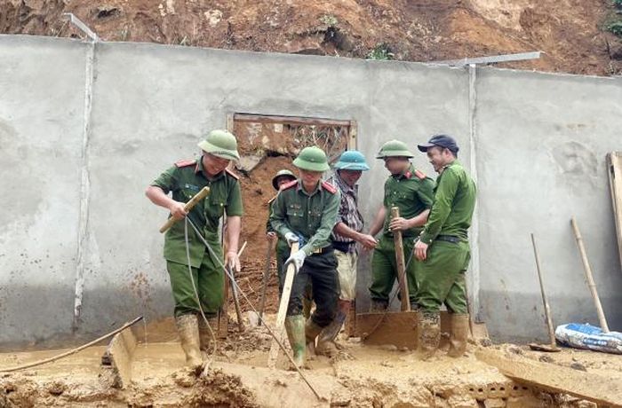 Giúp dân dọn dẹp nhà cửa sau lũ.