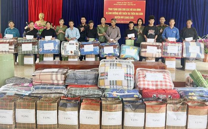 Đoàn thanh niên, Hội phụ nữ Công an tỉnh tặng quà cho nhân dân bị thiệt hại do mưa lũ tại xã Lao Chải, huyện Mù Căng Chải.