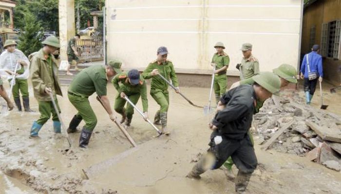 Lực lượng Công an phối hợp với các đơn vị dọn dẹp vê sinh trường học để chuẩn bị đón đầu năm học mới.