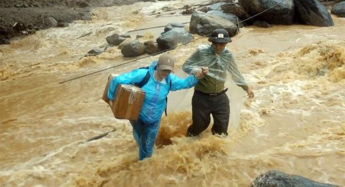 Giúp dân vượt qua lũ dữ.