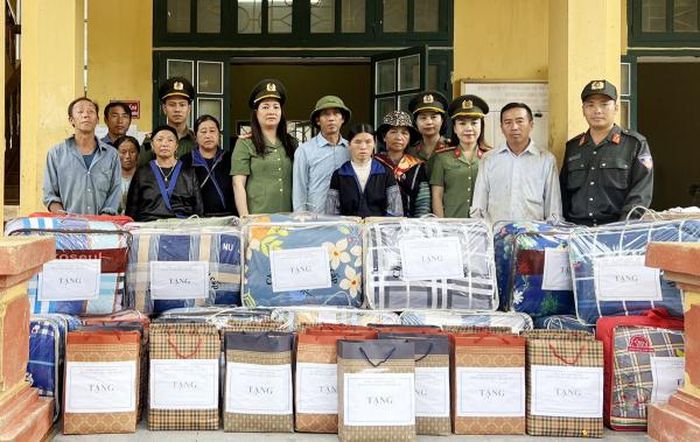 Đoàn thanh niên, Hội phụ nữ Công an tỉnh tặng quà cho nhân dân bị thiệt hại do mưa lũ tại xã Hồ Bốn, huyện Mù Cang Chải.
