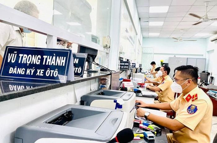 Biển số định danh phải đảm bảo là biển số có ký hiệu số seri, kích thước biển số, số màu biển số theo quy định. (Ảnh minh họa: Báo Công an nhân dân)