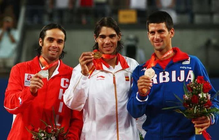Nadal bên cạnh Djokovic (phải) và Fernando Gonzalez (trái) trong lễ trao huy chương đơn nam ở Bắc Kinh