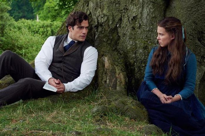 Brown (phải) đóng vai chính trong “Enola Holmes” cùng Henry Cavill