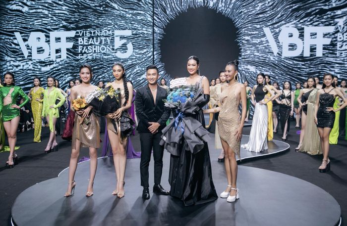 BST Glorious của NTK Hoàng Tony